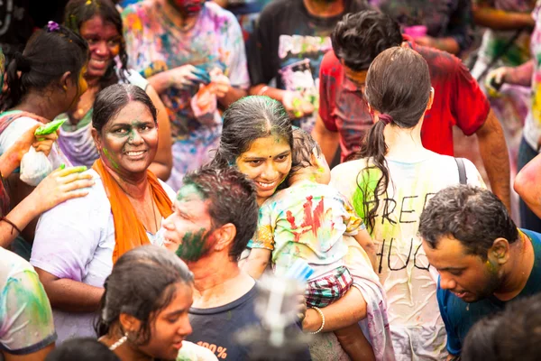 KUALA LUMPUR, MALASIA - 31 DE MARZO: Celebración del Holi Festival of Colors, 31 de marzo de 2013 en Kuala Lumpur, Malasia. Holi, marca la llegada de la primavera, siendo uno de los festivales más grandes de Asia . Imagen De Stock