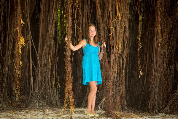少女的红树林 (仙境概念的蓝色礼服) — 图库照片#
