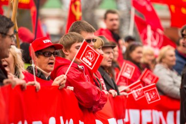 Moskova - 1 Mayıs: komünist parti destekçileri Mayıs günü, 1 Mayıs 2013, Moskova, Rusya işaretleme bir ralli katılın