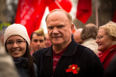 Moskova - Mayıs 1: 1 Mayıs 2013, Moskova, Rusya Mayıs günü geçit töreni sırasında gennady zyuganov (olan bir Rus politikacı, Rusya Federasyonu komünist parti Birinci Sekreteri)