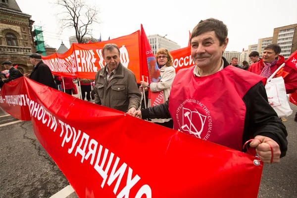 MOSCOW - MAIO 1: partidários comunistas participam de um comício marcando o Dia de Maio, 1 de maio de 2013 em Moscou, Rússia — Fotografia de Stock