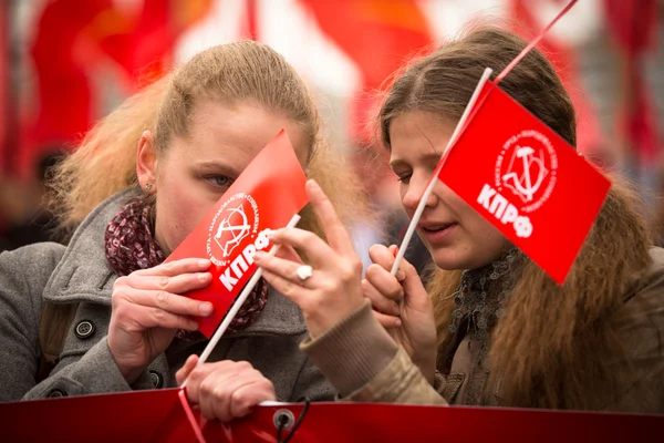 MOSCÚ - 1 DE MAYO: Partidarios del partido comunista participan en un mitin con motivo del 1º de mayo de 2013 en Moscú, Rusia —  Fotos de Stock