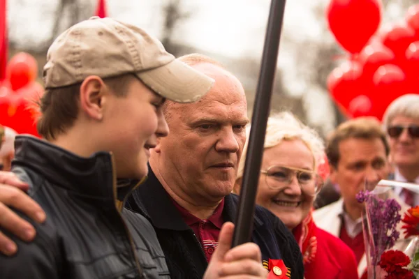 Moskau - 1. Mai: Anhänger der Kommunistischen Partei nehmen an einer Kundgebung anlässlich des 1. Mai 2013 in Moskau, Russland teil — Stockfoto