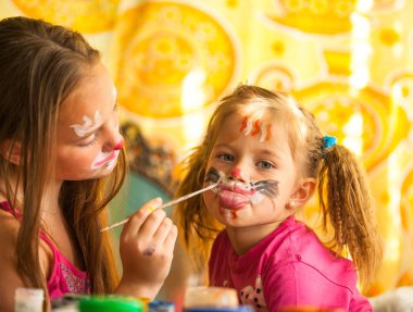 boya ile oynayan genç komik iki kız kardeş