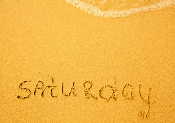 Sábado - escrito en arena sobre textura de playa — Foto de Stock