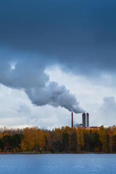 工場の煙突から出る煙によって大気汚染 — ストック写真