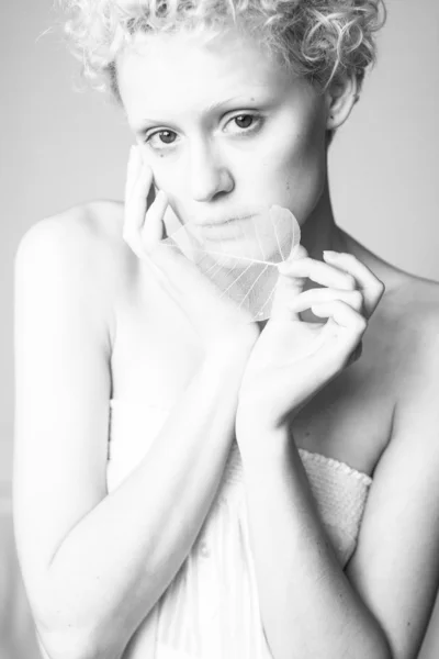 Smyslná sexy dívka s suché listy v ruce, černobílé fotografie. — Stock fotografie