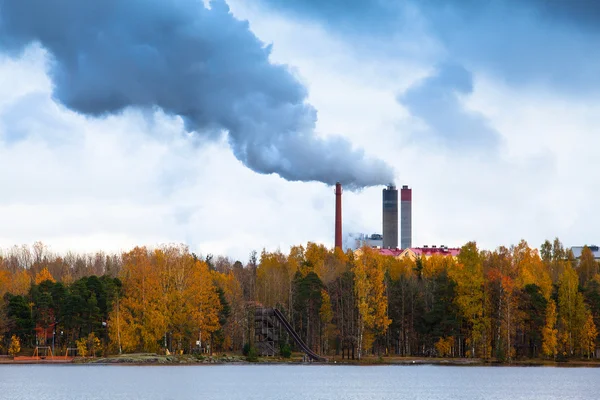 Contaminación atmosférica por humo procedente de tres chimeneas de fábrica —  Fotos de Stock