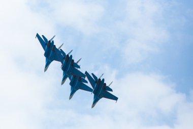 gösteri sırasında performans akrobasi ekibi