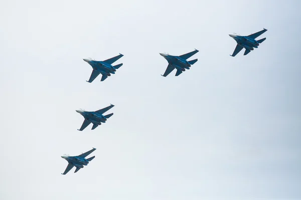 Equipe aerobática se apresentando durante o show — Fotografia de Stock