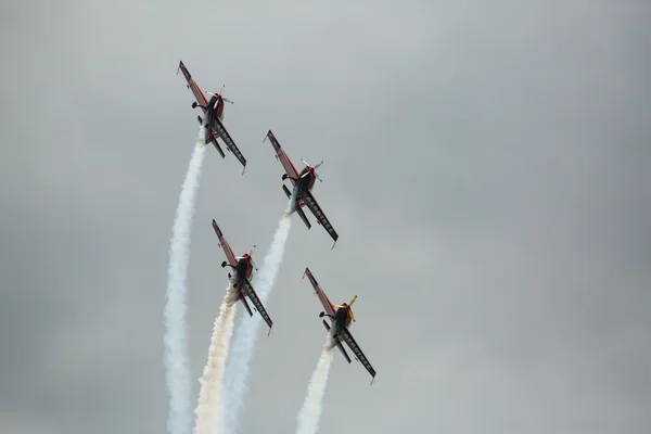 Equipe aerobática se apresentando durante o show — Fotografia de Stock