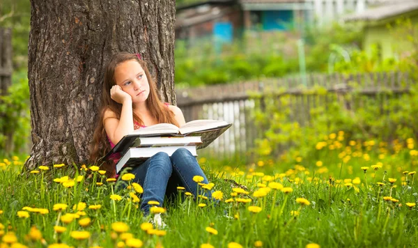 Девушка в парке с книгой — стоковое фото