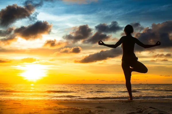 Yoga meisje op strand — Stockfoto