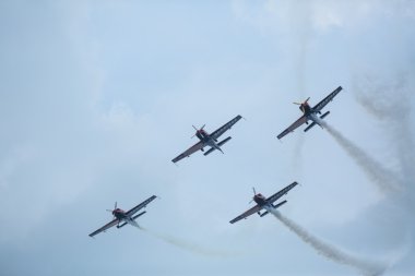 gösteri sırasında performans akrobasi ekibi