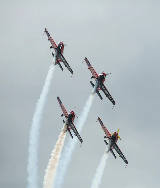 Equipe aerobática se apresentando durante o show — Fotografia de Stock