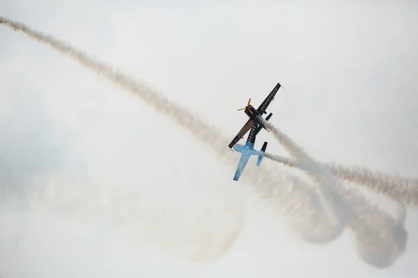 Gösteri sırasında performans akrobasi ekibi — Stok fotoğraf