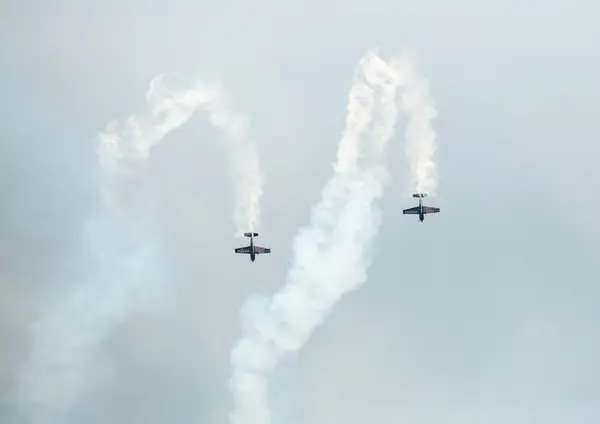 Equipo acrobático actuando durante el espectáculo — Foto de Stock