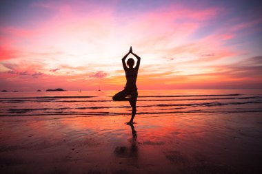 Yoga kadın bir plajda