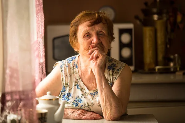 Une femme âgée chez elle — Photo