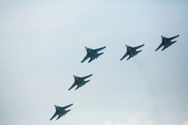 Aerobatic tem Cavaleiros Russos se apresentando durante o show — Fotografia de Stock