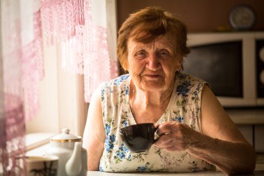 yaşlı bir kadın evinde portre