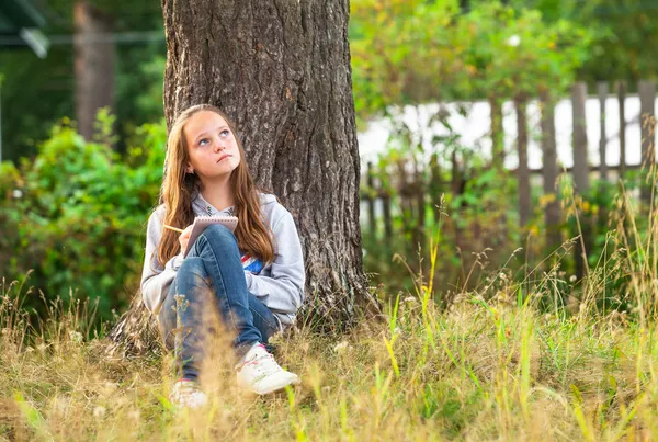 Dospívající dívka v parku — Stock fotografie