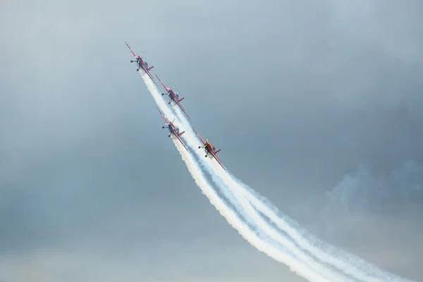 Rendimiento del equipo acrobático — Foto de Stock