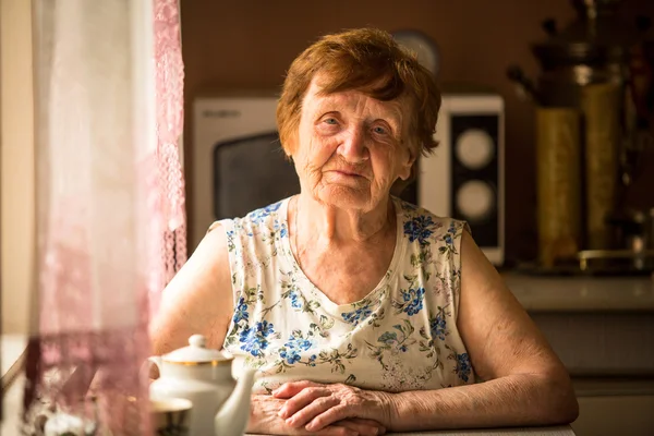 Portrait an old woman at her home — Stock Photo, Image