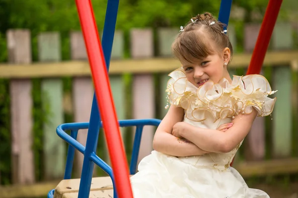 Portret van mooi meisje op de speelplaats in het dorp — Stockfoto