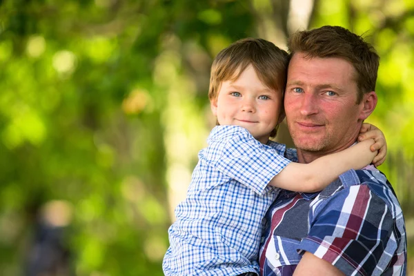 Portret van vader en zoon buitenshuis — Stockfoto