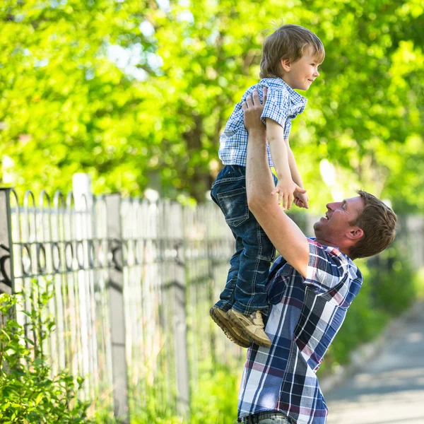 Retrato de pai e filho brincando ao ar livre — Fotografia de Stock