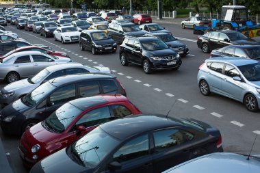 Moskova - 13 Haziran: arabalar tribünlerde trafik jam şehir merkezini 13 Haziran 2013, Moskova. Moskova Belediye Başkanı sobyanin 2016 yılında trafik sıkışıklığını sorununu çözmek için banliyö demiryolu yeniden yapılandırır..