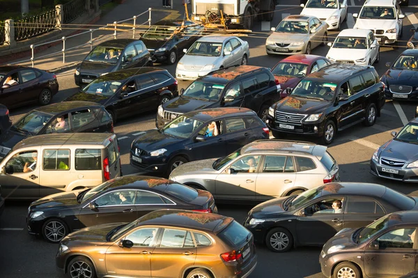 Moskau - 13. Juni: Autos stehen im Stau auf dem Stadtzentrum, 13. Juni 2013, moskau russland. Moskaus Bürgermeister Sobyanin baut S-Bahn um, um Stauproblem 2016 zu lösen. — Stockfoto