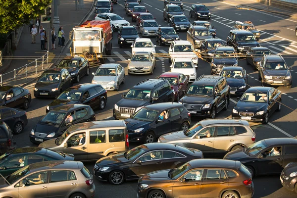 Mosca - 13 giugno: stand di automobili nel traffico marmellata sul centro della città, 13 giugno 2013, Mosca russia. Mosca sindaco sobyanin ricostruisce le Ferrovie suburbane, per risolvere il problema degli ingorghi nel 2016. — Zdjęcie stockowe