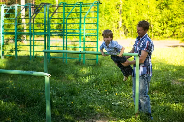 Père avec son fils sur le terrain de sport — Photo