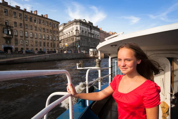 Jeune fille sur le bateau le long des canaux Saint-Pétersbourg — Photo