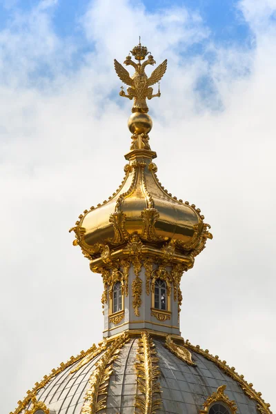 Nahaufnahme einer goldenen Kuppel im Sommergarten (Peterhof, Russland) — Stockfoto