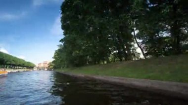 St.Petersburg, Rusya Federasyonu - 24 Haziran: timelapse: Kanallar şehri, 24 Haziran 2013, spb, Rusya boyunca teknede圣彼得堡，俄罗斯 — — 6 月 24 日： 游戏中时光倒流： 沿渠道市 2013 年 6 月 24 日，spb，俄罗斯的船上