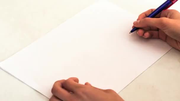 Time lapse : main dessine la maison et la famille sur une feuille de papier 