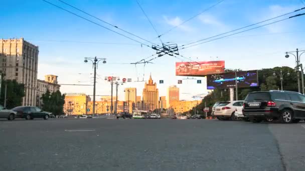 Verkeer in de buurt van het gebouw van het ministerie van buitenlandse zaken van de Russische Federatie in Moskou — Stockvideo