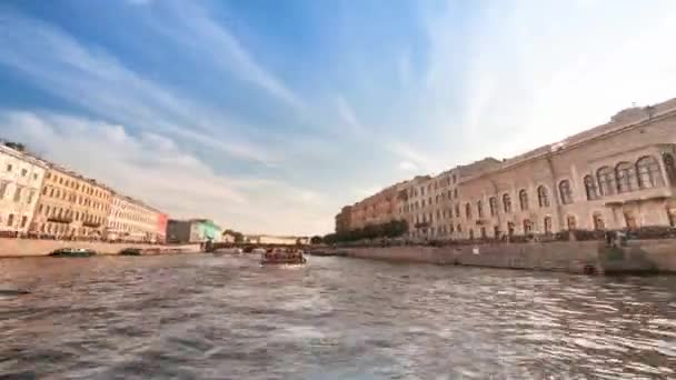 Zeitraffer: auf dem Schiff entlang der Kanäle st. petersburg, russland (hd) — Stockvideo