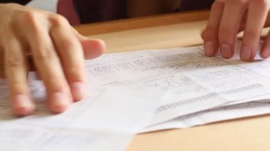 Kadınların elleri kağıt fatura düzeltir