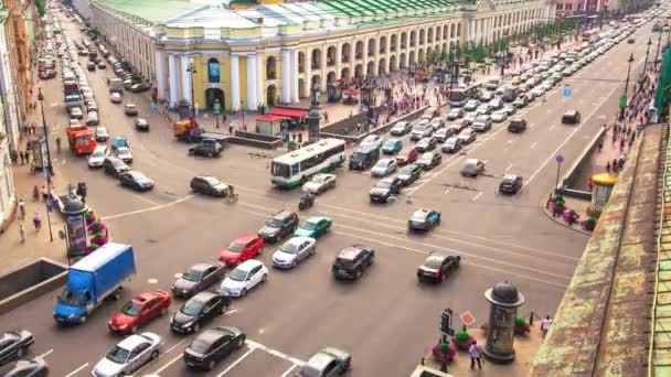 Pohled shora centra a stanice metra gostiny Dvor na Něvský prospekt — Stock video