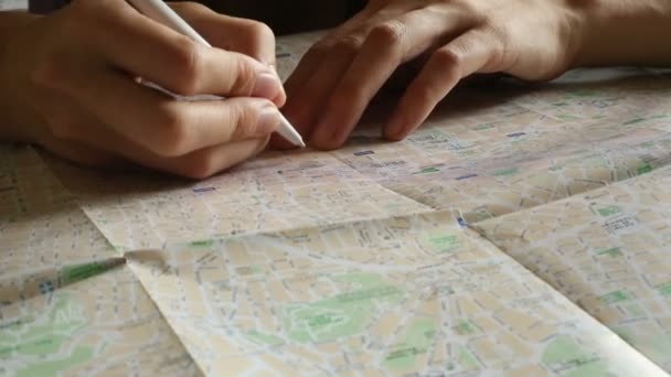 Main prend des notes avec crayon sur la carte 