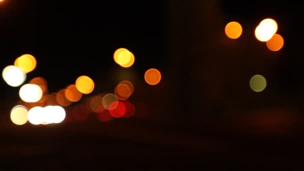 Rue de la nuit, abstrait. Grandes lumières de ville floues 