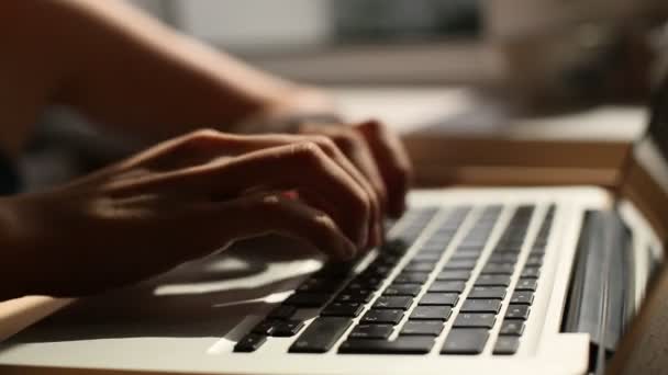 한 젊은 여성이 노트북 키보드로 타자를 치는 모습을 클로즈업 한 모습 — 비디오