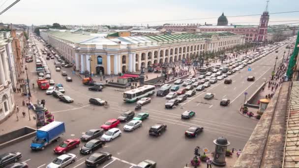 Ovanifrån av metro och Galleria gostiny dvor på nevsky Prospekt — Stockvideo