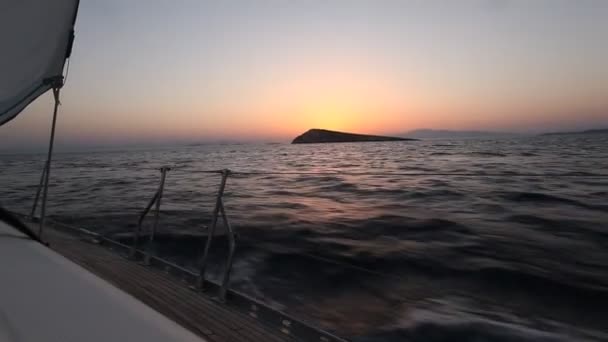 Régate de voile pendant le coucher du soleil (HD) Mer Égée, Grèce — Video