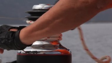 Halatlar (hd) sarma yaprak Vinçler çevresinde çekerek adam.