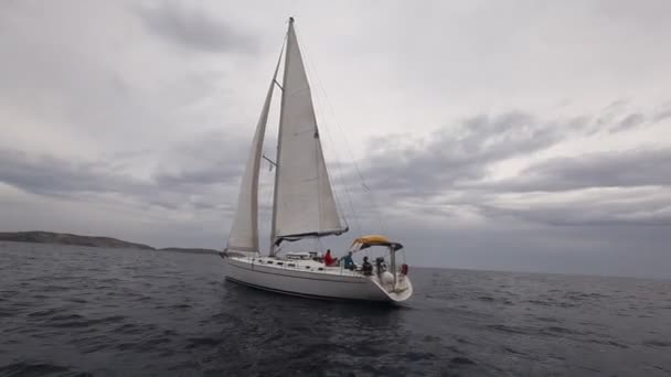 Peloponnes, Griechenland - 8. Mai 2013: Teilnehmer der 9. Frühjahrssegelregatta ellada 2013, 8. Mai 2013 im Peloponnes, Griechenland. — Stockvideo